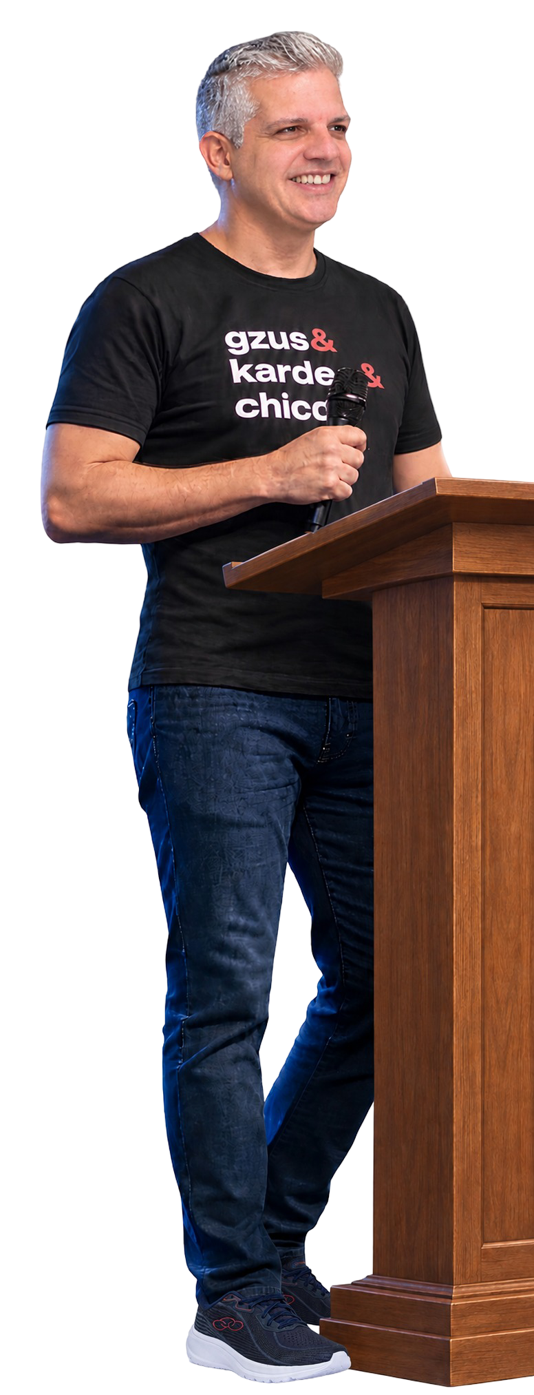 Cristiano Abreu Paiva durante uma palestra, segurando um microfone junto a um púlpito